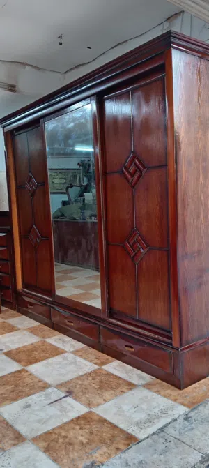 غرفة نوم كامله مع ملحق وفرشه خشب لاتيه وزان الغرفه شغل عرسان نضيفه جدا اربد شارع ايدون