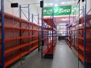 يوجد لدينا جميع انواع الرفوف والمستودعات تخزين وطبليات وشحن وتوصيل لجميع مناطق المملكة