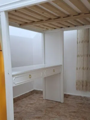 للبيع تخت طابق علوي (Loft Bed) بحالة ممتازة