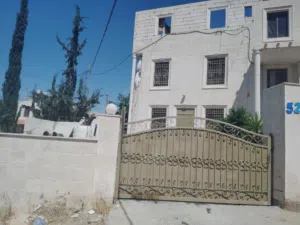 بيت للبيع  مكون من طابقين  واسطح عدد 2