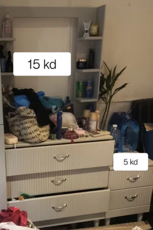 all item like new..  just dressing table dont have glass