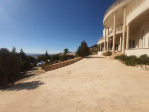 مزرعه  نموذجيه 6دونم من أراضي شمال عمان  في موبص مطله على شارع الاردن تضمن بنايتين ومسبح خارجي للبيع