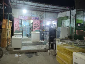 محل فتحتين بيع نقل قدم موقع يصلح استثماره لأي مشروع تجاري حي راقي جوار مدرسة حكوميه ومدرسه أهليه .