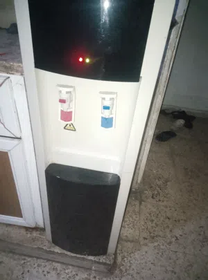 كولر صناعة كورية مافي أي شيء شغال بارد ساخن خلال عشر دقائق بكون مبرد خمس لتر وعلى الساخن نفس الشي