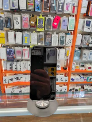 iPhone 15 pro تخزين 256g لون ازرق بطارية 86% خالي من الخدوش بحالة الوكالة