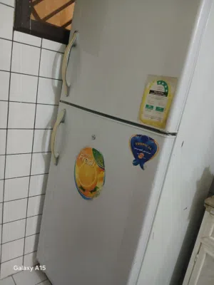 ثلاجه كبيره للبيع والله ما اعرف ايش اسم نوعها