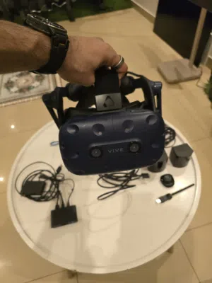 للبيع نظارة HTC Vive Pro مع كامل اكسسواراتها