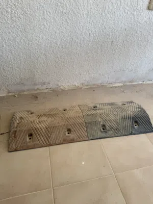 مطبات شوارع مطاطية ثقيلة الاستخدام – مطبات تخفيف سرعة للمواقف والطرق