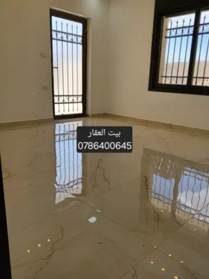 شقة ارضية مستقلة للبيع بسعر مغري مع تراس و كراج و مدخل مستقل وموقع مميز قرب الخدمات
