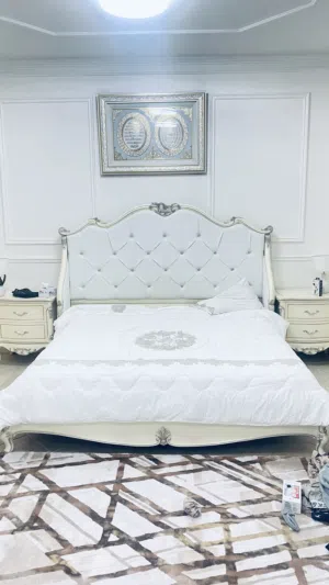 سرير وكومدينة اثنين وكرسي صغير وكرسي طويل ودولاب ملابس كبت