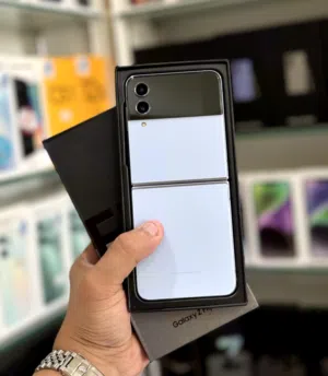 عرض خااص : Samsung Z flip 4 512gb هاتف بحالة الوكالة بدون اي شموخ أو مشاكل مع ضمان و ملحقات بأقل سعر