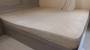 سرير كينغ سايز مع كوميدينة من دنوب هوم