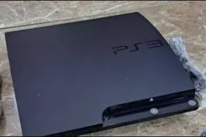 بلي ستيشن 3  من شركه SONY النسخه الفات الحجم الكبير والنسخه السلم الحجم الاصغر من الفات