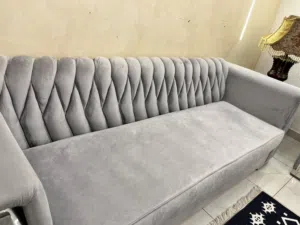 طقم كنب أنيق يعطي فخامة ولمسة راقية للصالون، مطرز تط