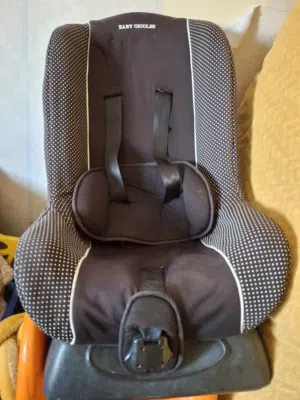 كرسي اطفال سياره متحرك للامام والخلف آمن ومريح من عمر سنه لاربع سنوات بحاله ممتازه