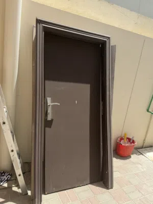 باب خشب بني
