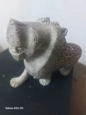 تحفة فنية نحت اسد يدوي  على الحجر ونحت مجسم أسد مصغر داخل الحجر ايضا تحفة هندية نحت يدوي