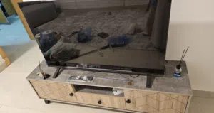 تلفزيون توشيبا 50 بوصة مع طاولة انيقة جدا TV with nice table