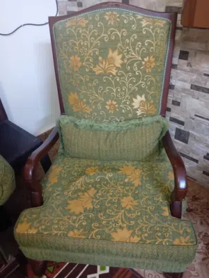 طقم كنب خشب زان  + فرشه تخت زنبرك 180×200 استعمال شهر ونص بحال الجديد وكاله