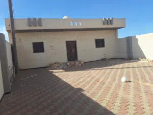 عقار تجاري في قصر بن غشير على الرئيسي للبيع
