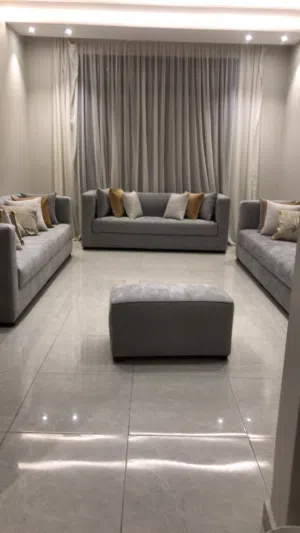 كنب جديد مودرن لون رمادي فاتح  له اسبوع والفاتوره موجوده  عليه ضمان خمس سنوات