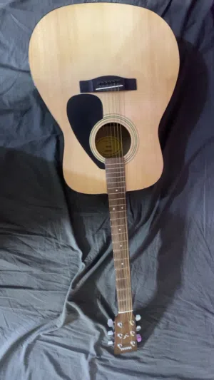 للبيع كيتار Yamaha F310 الأصلي