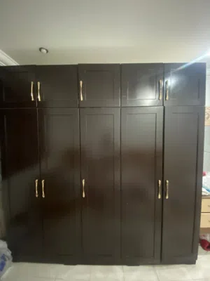 فرشه كبيره مع كبت ملابس كبير جديد استخدام شهرين تقريبا