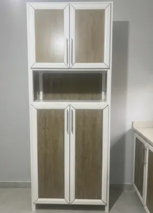 للبيع خزانة مطبخ ألمنيوم مع مساحة للمايكرويف.
