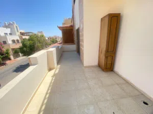 العقبة/شقة للبيع في السكنية السابعة طابق اول هندسي بدون مصعد