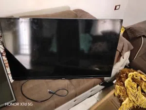 شاشة سامسونج للبيع ألوانها غامقة قليلا شغاله وماليزيا اصليه
