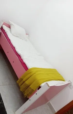 سرير للبيع