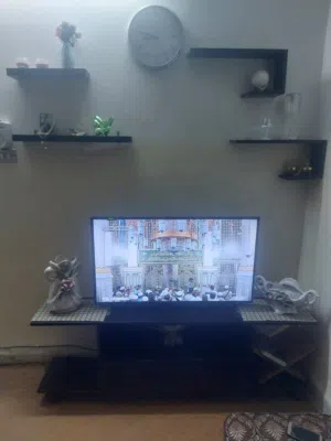 طاولة شاشة مع رفوف تعليق