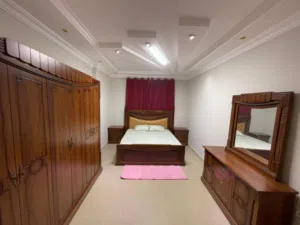 مشاركة سكن موظفين شباب. بنات وعائلات