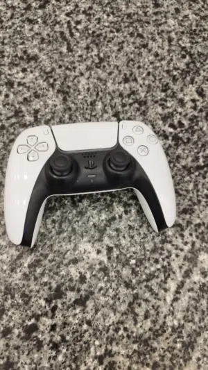 يد ps5 يلي تجي معا جهاز  ps5 في نفس الباكو وكالة استعمال نضيف جدا