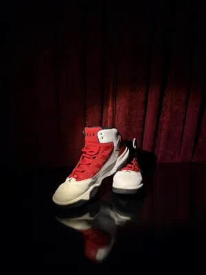 مستعمل قليل Nike Air Jordan max aura gym red shoeحذاء نايك اير جوردن ماكس ابيضّ و اسود و احمر اصلي