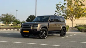 سيارة لاند روفر ديفندر 90 HSE موديل 2022 ذات دفع رباعي وناقل حركة أوتوماتيكي باللون الذهبي