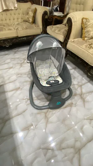 وكرسي بيبي متحرك بشتغل ع ريموت وكهربا