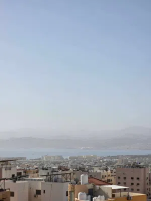 للبيع شقه بناء جديد طابقيه روف لها مدخلين يوجد مصعد اطلاله بحريه