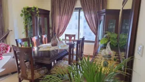 غرفة سفرة 8 كراسي كاملة بحالة الجديد للبيع