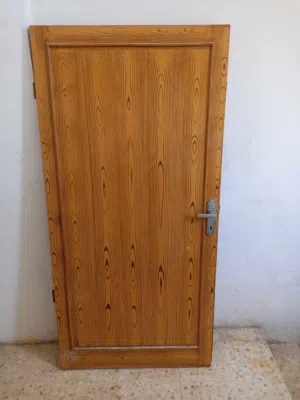 باب خشب تفصيل بحال الوكاله للبيع تم تفصيله قبل سنه وثقيل متر في متر و90