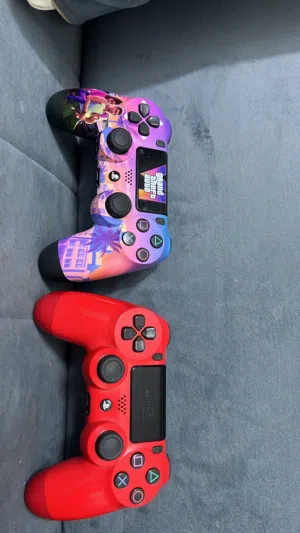 PS4 pro  1T جهازين  مستعمل سنه قريب سنتين  ما مخترب فيها ولا شي  السعر 95 قابل للتفاوض بسعر معقول