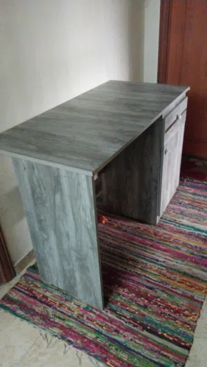 طاولة مكتب نظيفه جدا بحالة الجديده بسعر لقطه