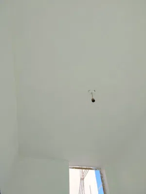 تخت بيبي لون ابيض بحالة ممتازة