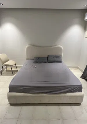 سرير غرفة نوم مع مرتبة للبيع