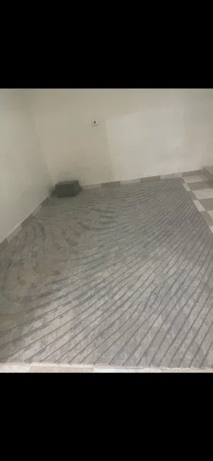 سجاد 3ب4 عدد 2 وفي واحده شكل ثاني يحتاج غسيل فقط  واحده مالت خيوط 2ب3 شبه جديده