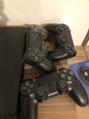 سلم ps4 للبيع مش مفتوح معاه 3 يدين و خيط باور