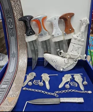 عصى مطلي بالفضه وخناجر فضه عمانية وتوجد اسعار خاصه بالجمله للباحثين عن عمل