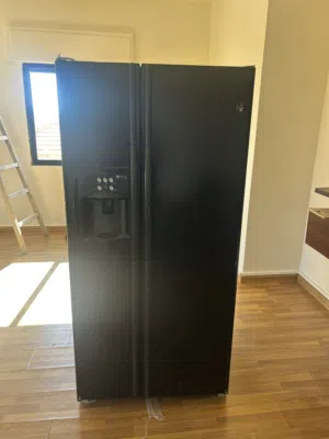 للبيع – ثلاجة Maytag بابين لون أسود ثلاجة Maytag أصلية بحالة جيدة، 668 litre