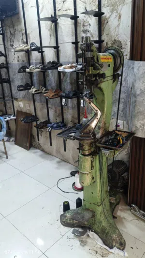 معدات محل تصليح وبيع احذيه بالكامل