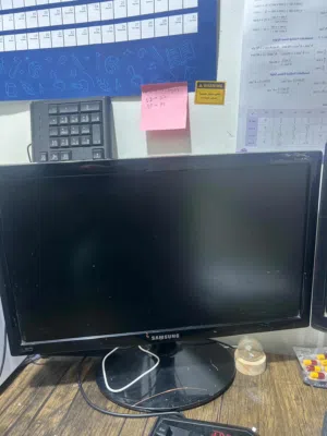 موجود 3 شاشات كمبيوتر للبيع بسعر حرق